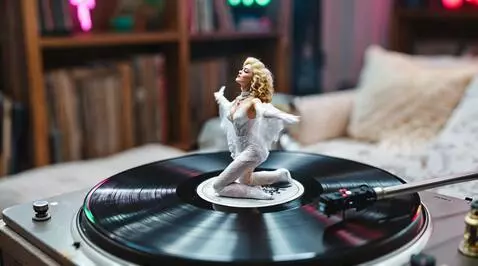 AI Video from prompt: The girl is performing as the vynil on the turnt