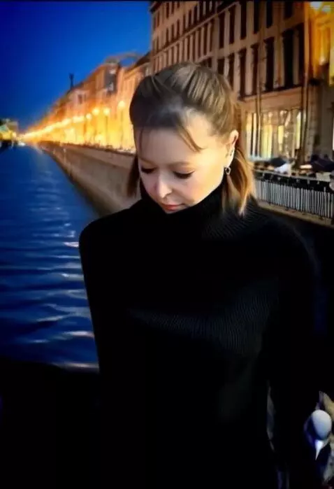AI Video from prompt: Женщина снимает блузку и состригает свои кудрявы