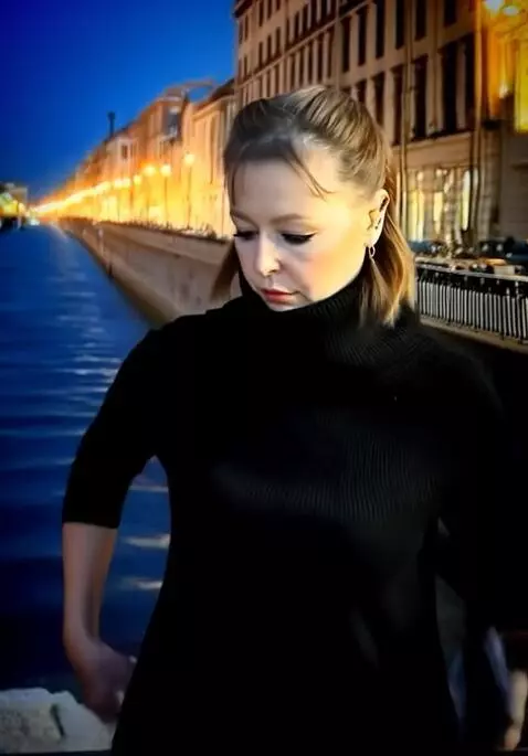 AI Video from prompt: Женщина снимает блузку и состригает свои кудрявы