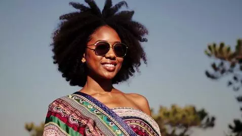 AI Video from prompt: Une femme afro avec une robe traditionnelle qui 