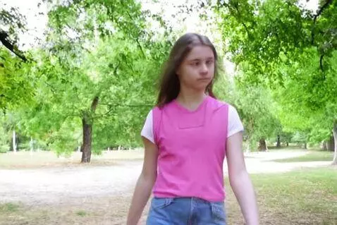 AI Video from prompt: Young girl 20 years walking park