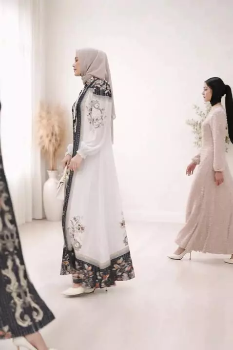 AI Video from prompt: create fashionable models, such as clothing prom