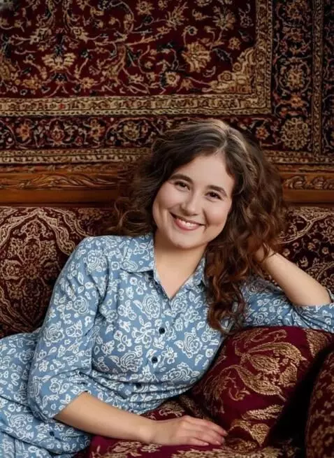 AI Video from prompt: Head movement and smile.