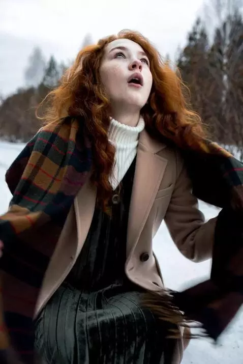 AI Video from prompt: the girl froze, and it started to rain heavily, 