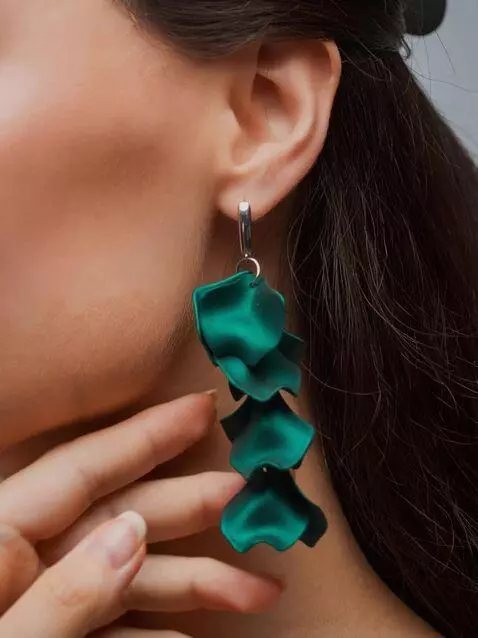 AI Video from prompt: of add movement to the earrings; the model light
