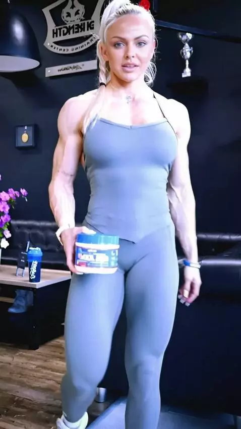 AI Video from prompt: The girl approaches a punching bag and quickly k