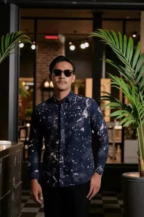 AI Video from prompt: This man is styled like a professional male mode