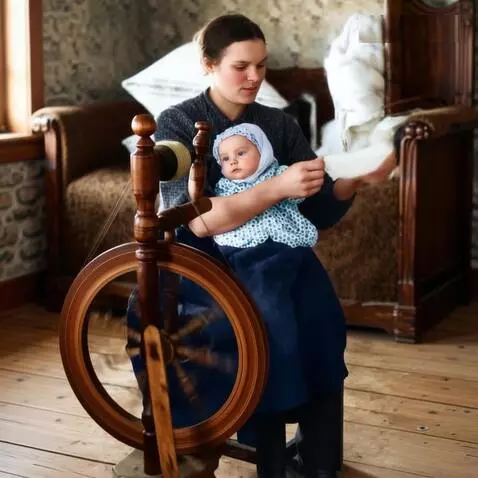 AI Video from prompt: spins and does not raise his head