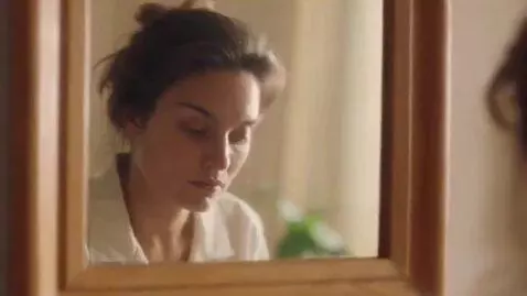 AI Video from prompt: Cinematic close-up beauty ad, 15 seconds. A woma