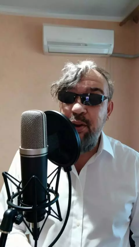 AI Video from prompt: Realistic video. A man with an exact replica of 