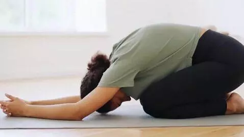 AI Video from prompt: She gets on her knees with her elbows on the flo