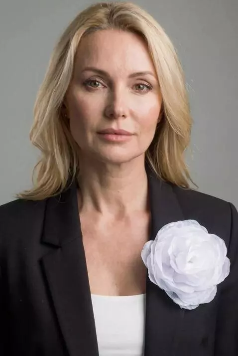 AI Video from prompt: The girl comes close to the camera, shows the br