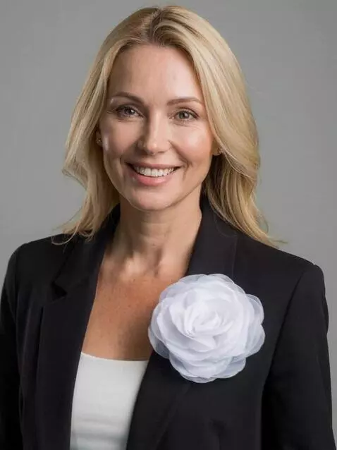 AI Video from prompt: The model approaches the camera, shows the brooc