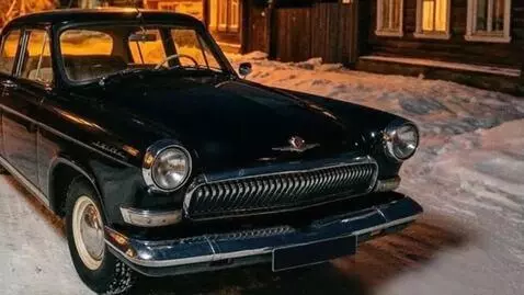 AI Video from prompt: Panorama from left to right from the headlight t