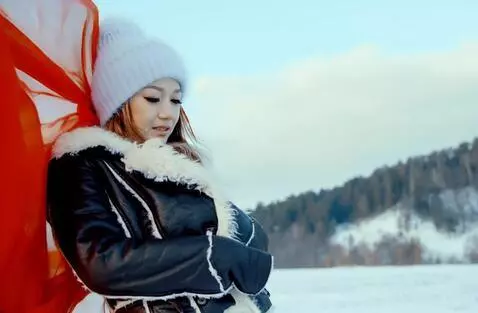 AI Video from prompt: the girl cringes in pain, a red veil flutters in