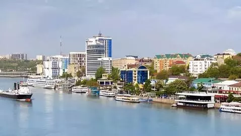 AI Video from prompt: To revive the picture. The camera slowly slides 