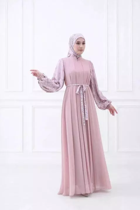 AI Video from prompt: make a model that has an elegant style Translate