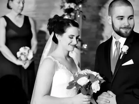 AI Video from prompt: The bride, standing at the altar, changes her mi