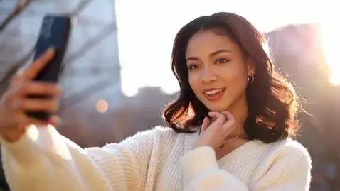 AI Video from prompt: a girl poses and takes a selfie on her phone, Fu