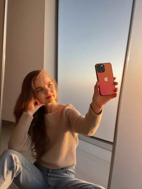 AI Video from prompt: a girl poses and takes a selfie on her phone, Fu