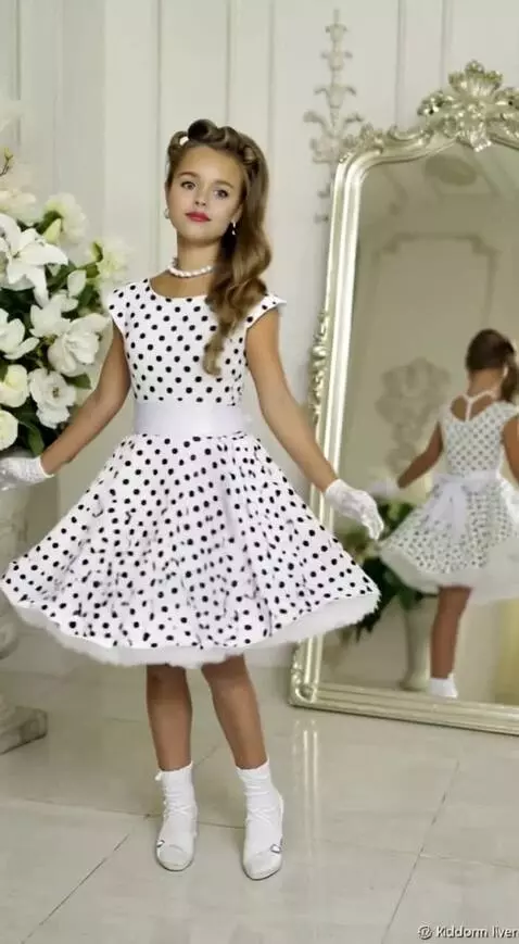 AI Video from prompt: she slowly spins around