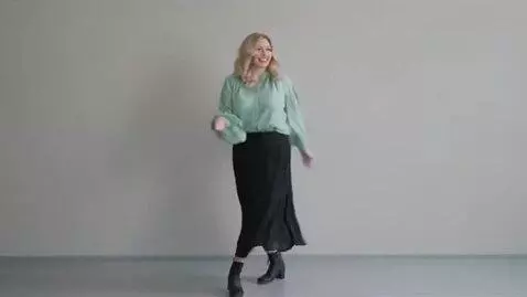 AI Video from prompt: Voluminous woman blonde dance