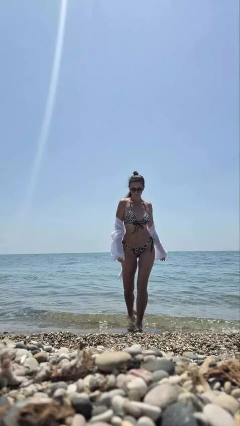 AI Video from prompt: The girl lets down her hair and begins to walk e