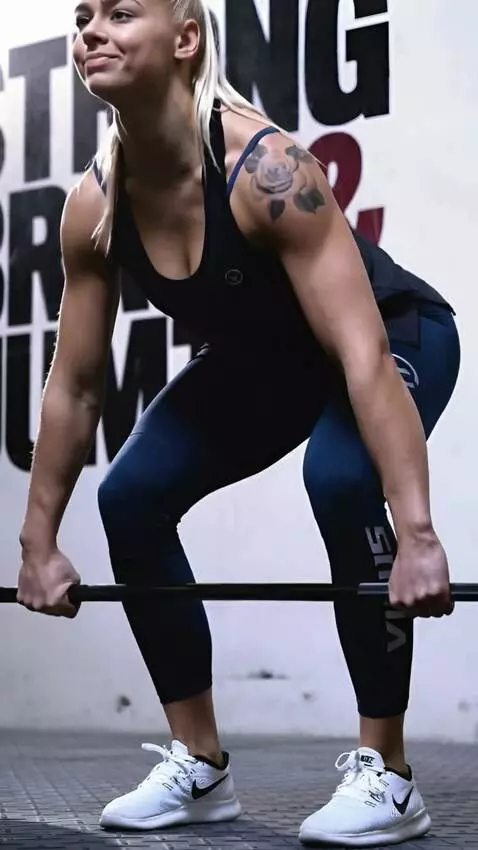 AI Video from prompt: girl lifts the barbell to her chest and shouts