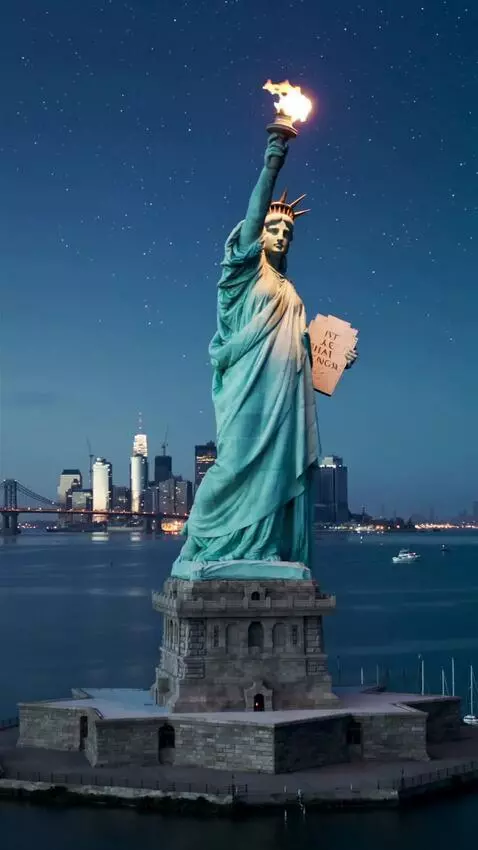 AI Video from prompt: dancing statue of liberty