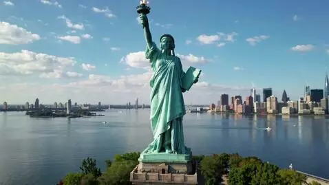 AI Video from prompt: dancing statue of liberty