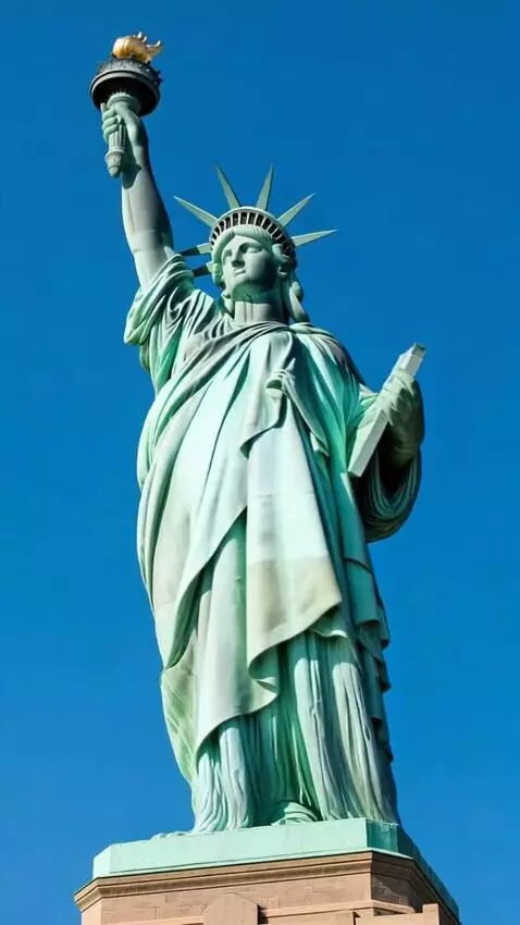 AI Video from prompt: dancing statue of liberty