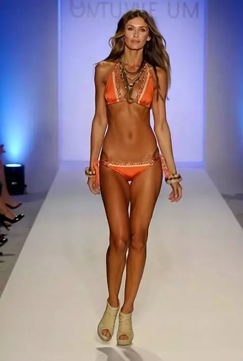 AI Video from prompt: A beautiful fashion show on Pidum