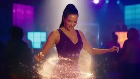 AI Video from prompt: a slim woman in a dance club. she magically beco