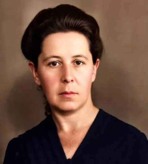 AI Video from prompt: A photographic portrait of a girl, with maximum 