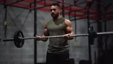 AI Video from prompt: A man works out at the gym