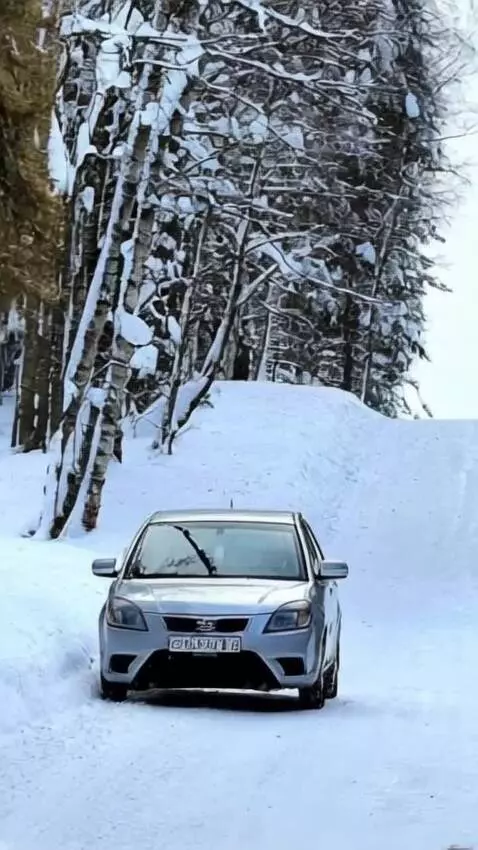 AI Video from prompt: The camera focuses on a gray KIA RIO 2 sedan wit