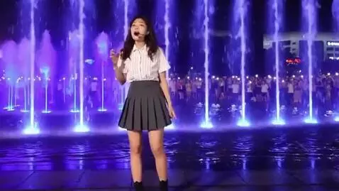 AI Video from prompt: Against the fountains, surrounded by thousands o