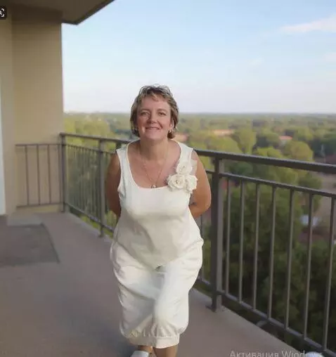 AI Video from prompt: He gets down on his knees with his hands on the 