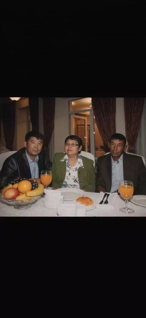 AI Video from prompt: A living portrait. The three people at the table