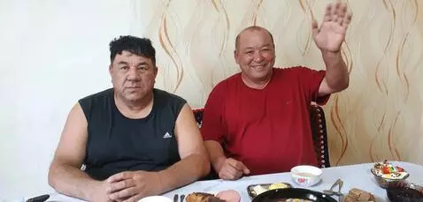 AI Video from prompt: The man on the right in the red t-shirt raises h