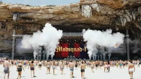 AI Video from prompt: Some people Running while other People are walki