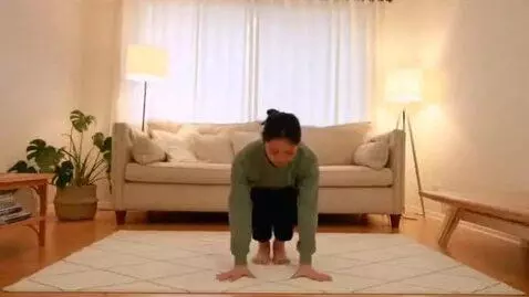 AI Video from prompt: She goes to the center of the room and gets down