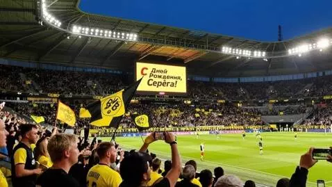 AI Video from prompt: The camera slowly zooms in on one of the players