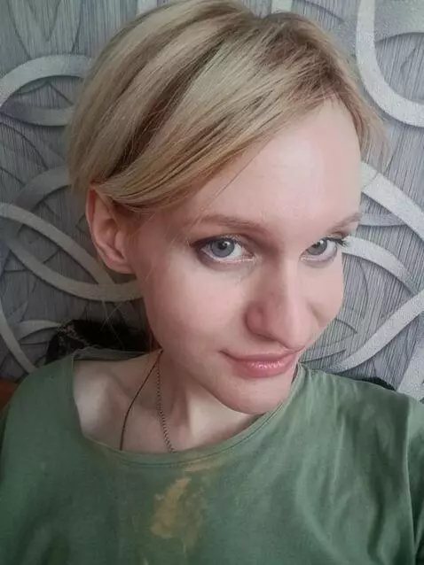 AI Video from prompt: J'Adore D'ior 2011 with Charlize Theron. I'm ins