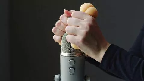 AI Video from prompt: bild a person who is squishing things, asmr, und