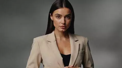 AI Video from prompt: ultra realistic woman, 25 years old, long dark h