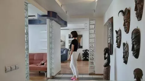 AI Video from prompt: the girl walks through the passage and turns the