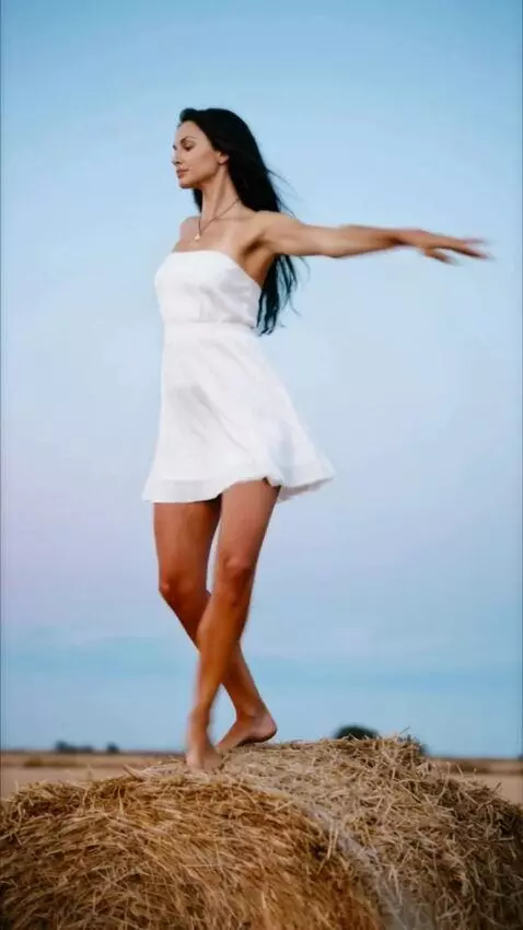 AI Video from prompt: A realistic video. A woman, an exact replica of 