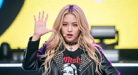 AI Video from prompt: Ending fairy pose: blowing a kiss toward camera.