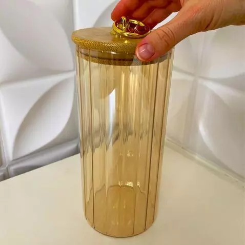 AI Video from prompt: Ultra realistic vertical video for ecommerce (9: